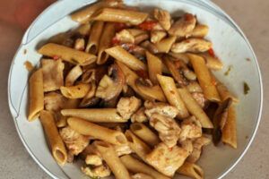 Pasta integral con verduras y pollo