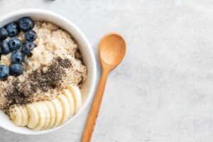 Avena al horno con plátano y arándanos