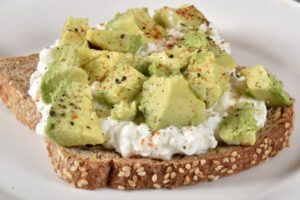 Tostada con yogur, aguacate y pistachos