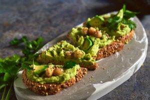 Tostaditas de Aguacate con Garbanzos